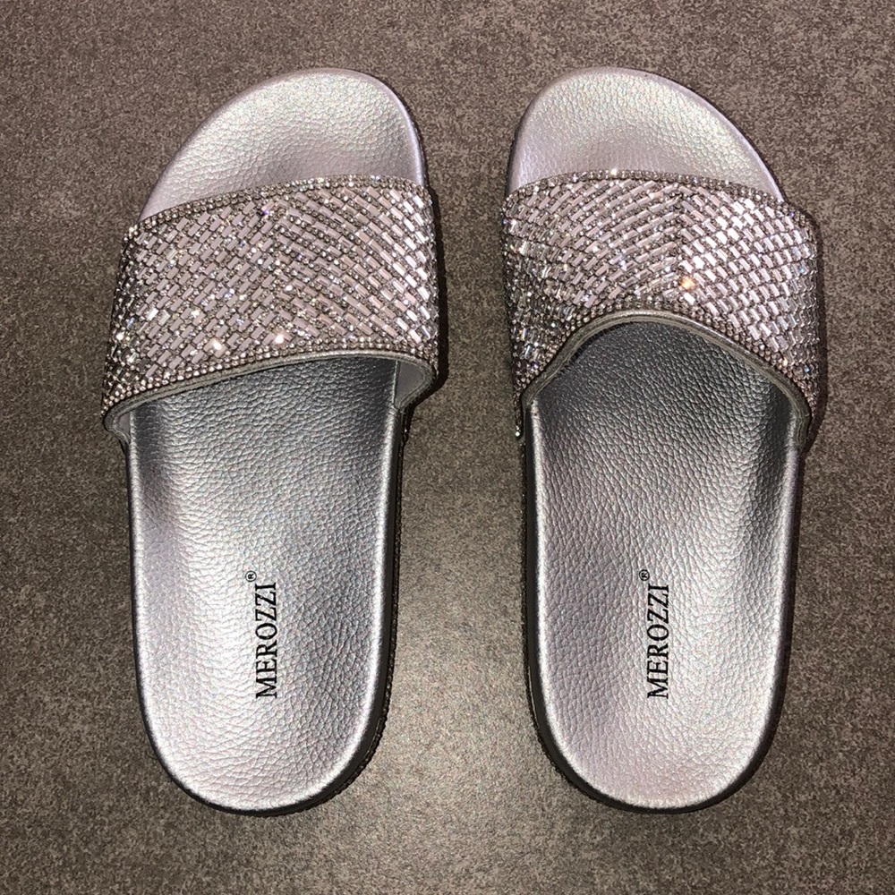 Cute grey slides ✨